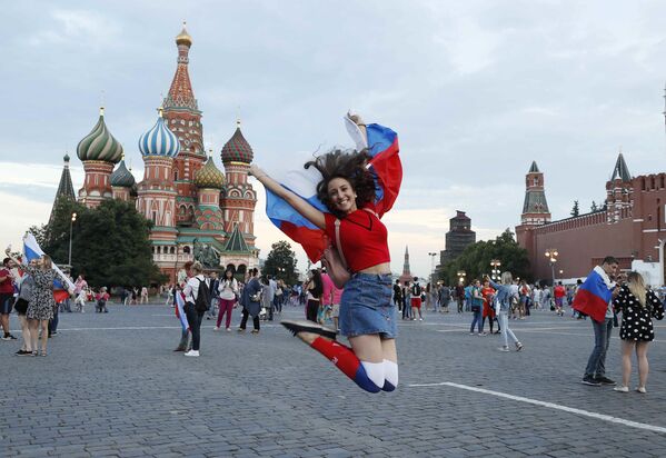 Locura en las calles de Moscú: Rusia celebra la victoria frente a España - Sputnik Mundo