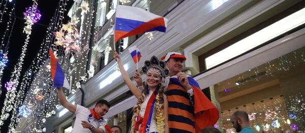 Болельщики празднуют победу сборной России - Sputnik Mundo