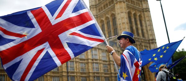 Las banderas del Reino Unido y la UE - Sputnik Mundo