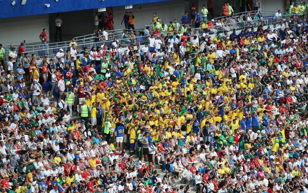 Hinchas durante el partido México-Brasil - Sputnik Mundo
