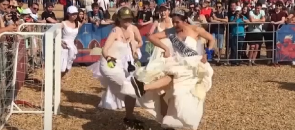 Vestidos blancos y botas: un partido de fútbol 'nupcial' se celebra en Kazán - Sputnik Mundo