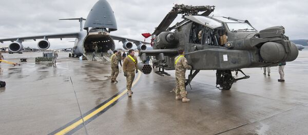 Un helicóptero Apache del Ejército de Estados Unidos en la pista de la Base Aérea en Ramstein - Sputnik Mundo