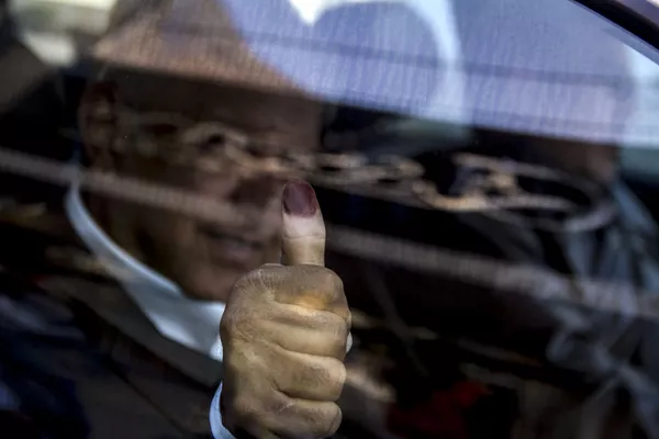 AMLO muestra la tintura en su pulgar tras ejercer su derecho al voto AMLO muestra la tintura en su pulgar tras ejercer su derecho al voto - Sputnik Mundo
