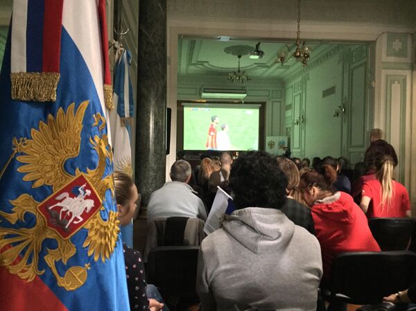 Integrantes de la comunidad rusa en Argentina se reúnen a ver el partido contra España en la Casa de Rusia Integrantes de la comunidad rusa en Argentina se reúnen a ver el partido contra España en la Casa de Rusia - Sputnik Mundo