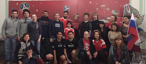 Integrantes de la comunidad rusa en Argentina se reúnen a ver el partido contra España en la Casa de Rusia - Sputnik Mundo