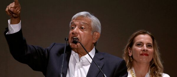 El presidente electo de México, Andrés Manuel López Obrador, junto a su esposa Beatriz Gutiérrez Muller. - Sputnik Mundo