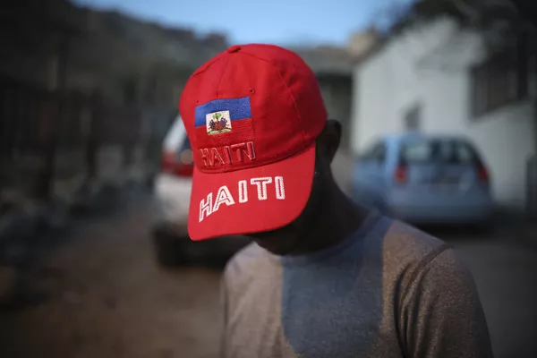 Un migrante haitiano en Tijuana, México. En la última década más de 1,6 millones de personas migraron desde Haití hacia distintos países de América, donde la situación de la mayoría de ellos es precaria. Un migrante haitiano en Tijuana, México. En la última década más de 1,6 millones de personas migraron desde Haití hacia distintos países de América, donde la situación de la mayoría de ellos es precaria. - Sputnik Mundo