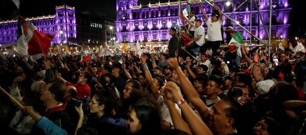 Celebración de la victoria de López Obrador en Ciudad de México - Sputnik Mundo