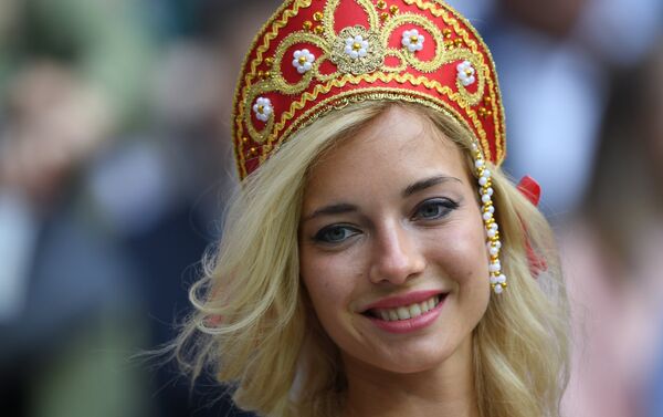 Una hincha de la selección rusa con el antiguo tocado femenino kokóshnik - Sputnik Mundo