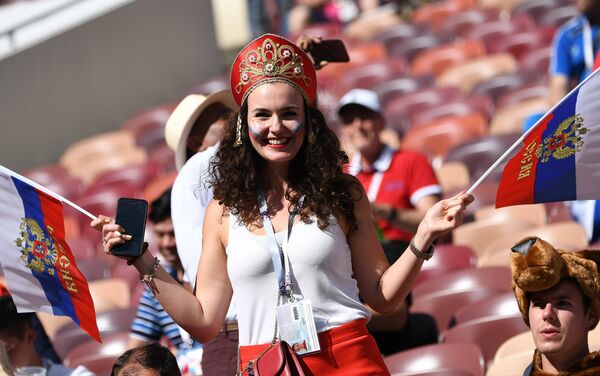 Una hincha de la selección rusa - Sputnik Mundo