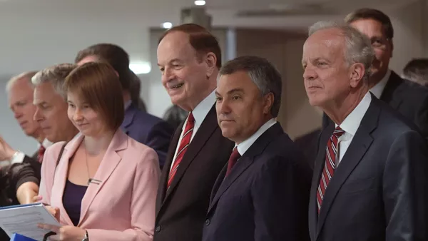 Los senadores Richard Shelby (izda.) y Jerry Moran (dcha.), junto con el presidente de la Duma de Estado, Viacheslav Volodin
