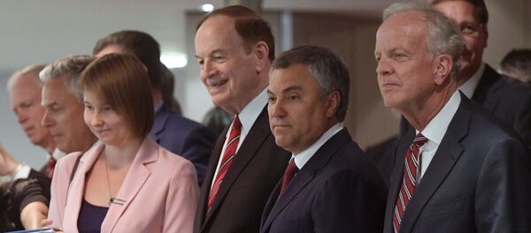 Los senadores Richard Shelby (izda.) y Jerry Moran (dcha.), junto con el presidente de la Duma de Estado, Viacheslav Volodin - Sputnik Mundo