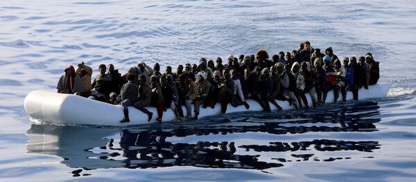 Los migrantes en el barco en el Mediterráneo - Sputnik Mundo