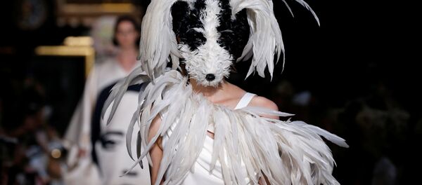 ¿En serio? Los conjuntos más locos de la Semana de la Moda de París - Sputnik Mundo