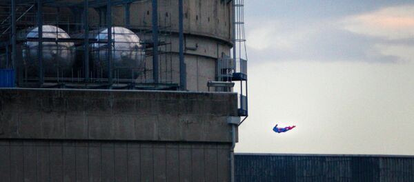 El dron en forma de superman cerca del edificio de la central nuclear de Bugey, Francia - Sputnik Mundo