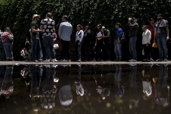 Jóvenes mexicanos aguardan para votar el 1 de julio en las elecciones presidenciales - Sputnik Mundo