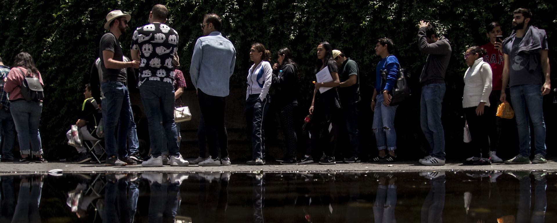 Jóvenes mexicanos aguardan para votar el 1 de julio en las elecciones presidenciales - Sputnik Mundo, 1920, 04.01.2022