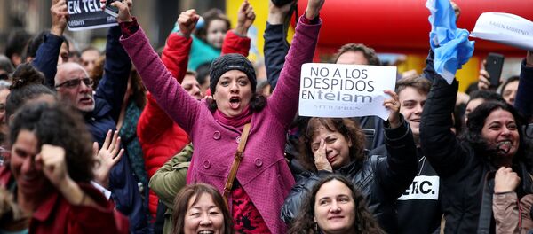 Empleados de la agencia argentina Télam manifestándose contra los despidos. - Sputnik Mundo