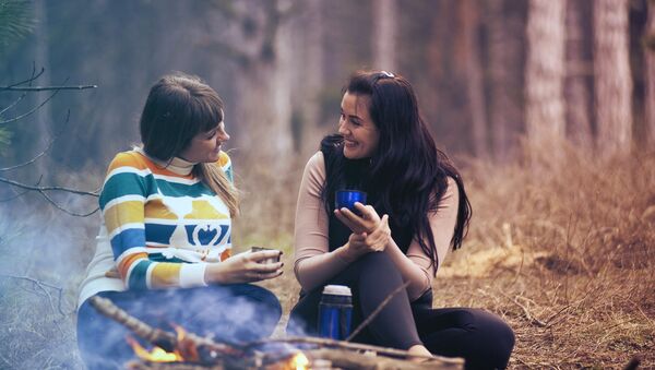 Mujeres hablando. - Sputnik Mundo