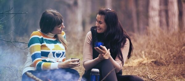 Mujeres hablando. - Sputnik Mundo