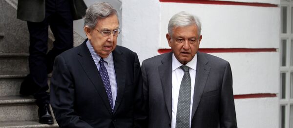 El fundador del Partido de la Revolución Democrática, Cuauhtémoc Cárdenas, junto al presidente electo de México, Andréz Manuel López Obrador - Sputnik Mundo