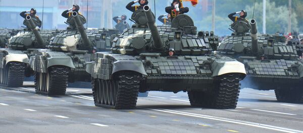 Tanques T-72B durante el desfile militar para conmemorar el Día de la Independencia de Bielorrusia, Minsk, 3 e julio de 2018 - Sputnik Mundo