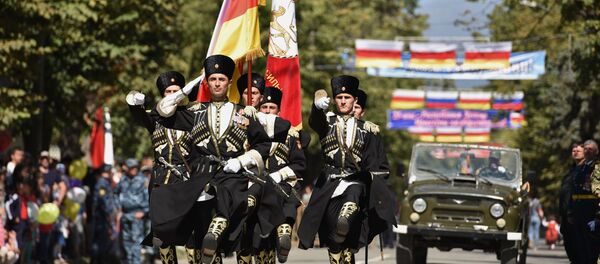 Desfile por motivo del XXV aniversario de la independencia de Osetia del Sur en Tsjinval en 2015 - Sputnik Mundo