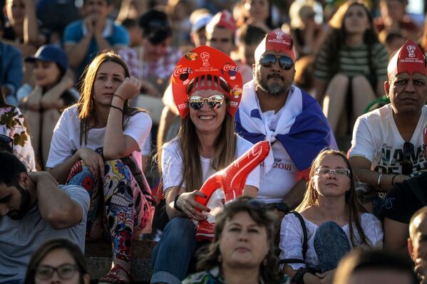 Los tradicionales 'kokóshnik' rusos conquistan a los hinchas del Mundial - Sputnik Mundo