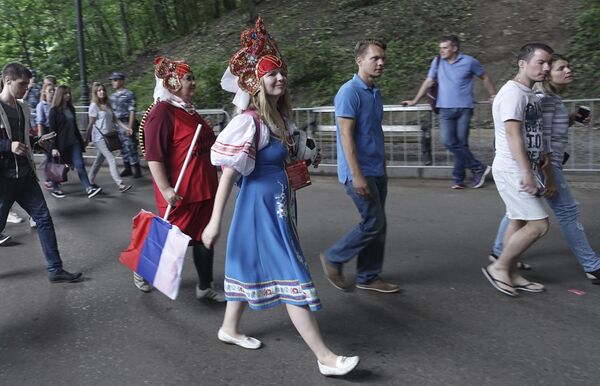 Los tradicionales 'kokóshnik' rusos conquistan a los hinchas del Mundial - Sputnik Mundo