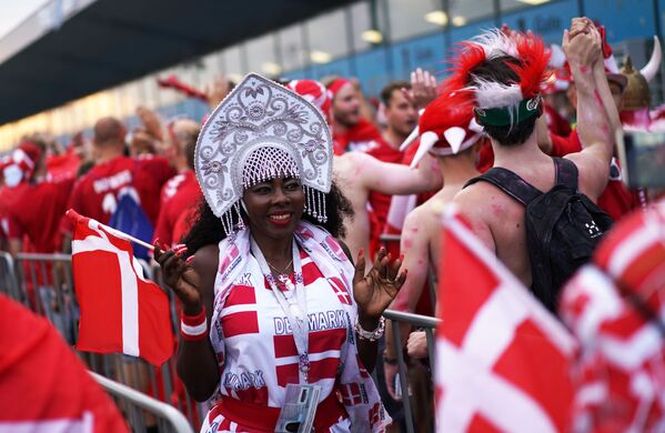 Los tradicionales 'kokóshnik' rusos conquistan a los hinchas del Mundial - Sputnik Mundo