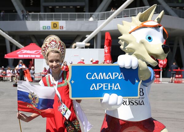 Los tradicionales 'kokóshnik' rusos conquistan a los hinchas del Mundial - Sputnik Mundo