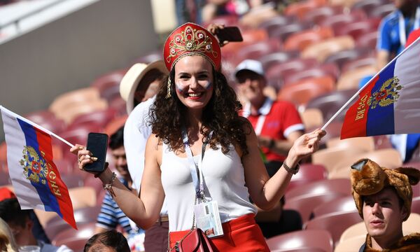 Los tradicionales 'kokóshnik' rusos conquistan a los hinchas del Mundial - Sputnik Mundo