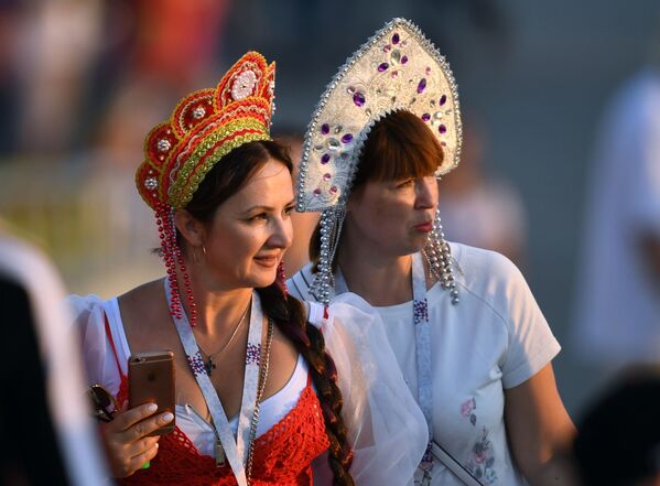 Los tradicionales 'kokóshnik' rusos conquistan a los hinchas del Mundial - Sputnik Mundo