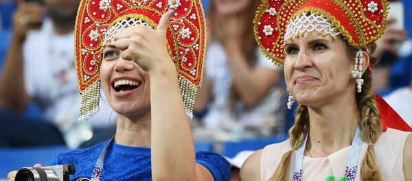 Los tradicionales 'kokóshnik' rusos conquistan a los hinchas del Mundial - Sputnik Mundo