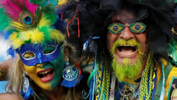 Hinchas brasileños celebran la victoria de 2-0 sobre México en los octavos de final del Mundial de Rusia. - Sputnik Mundo