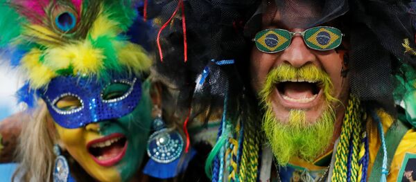 Hinchas brasileños celebran la victoria de 2-0 sobre México en los octavos de final del Mundial de Rusia. Hinchas brasileños celebran la victoria de 2-0 sobre México en los octavos de final del Mundial de Rusia. - Sputnik Mundo