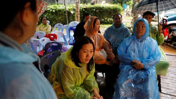 Los familiares esperan a sus hijos cerca de las cuevas de Tham Luang Los familiares esperan a sus hijos cerca de las cuevas de Tham Luang - Sputnik Mundo