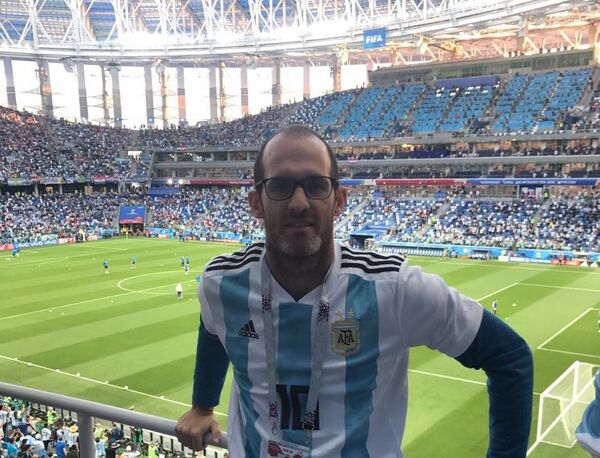 Aficionado argentino Juan Landa en el estadio de Niznhy, Rusia - Sputnik Mundo