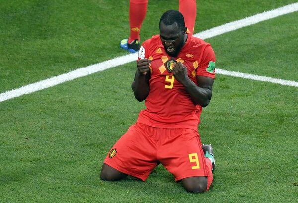 El jugador belga Romelu Lukaku celebra su gol en el partido contra Japón - Sputnik Mundo