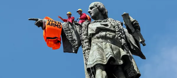 Un chaleco salvavidas en el monumento de Cristobál Colón de Barcelona Un chaleco salvavidas en el monumento de Cristobál Colón de Barcelona - Sputnik Mundo