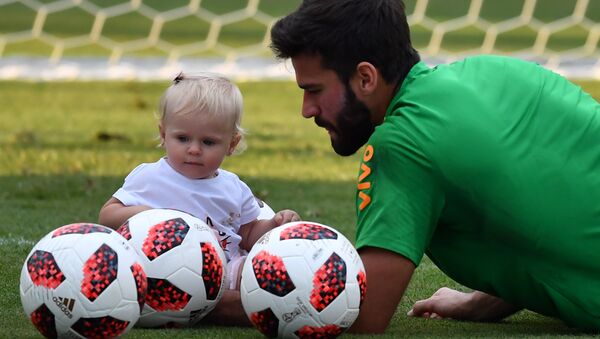 El arquero brasileño Alisson Becker y su hija Helena - Sputnik Mundo