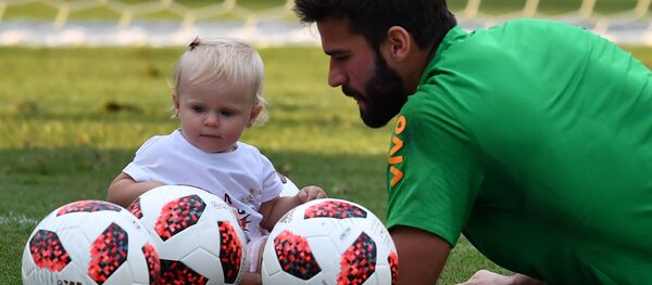 El arquero brasileño Alisson Becker y su hija Helena - Sputnik Mundo