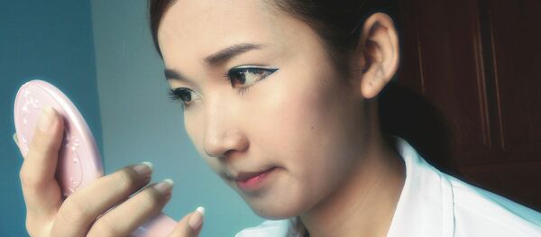 Maquillaje de una joven asiática - Sputnik Mundo