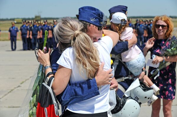 Rusia da una cálida bienvenida a sus pilotos regresados de Siria - Sputnik Mundo