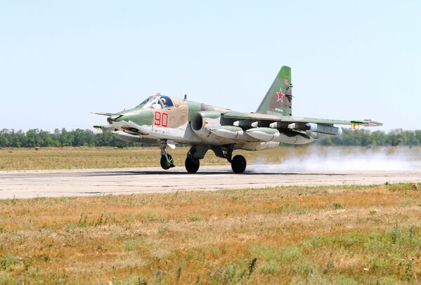 Rusia da una cálida bienvenida a sus pilotos regresados de Siria - Sputnik Mundo