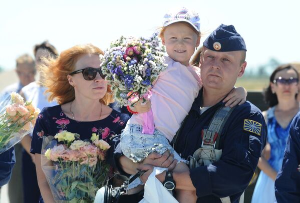 Rusia da una cálida bienvenida a sus pilotos regresados de Siria - Sputnik Mundo