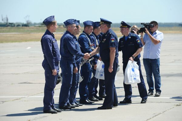 Rusia da una cálida bienvenida a sus pilotos regresados de Siria - Sputnik Mundo