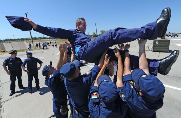 Rusia da una cálida bienvenida a sus pilotos regresados de Siria - Sputnik Mundo