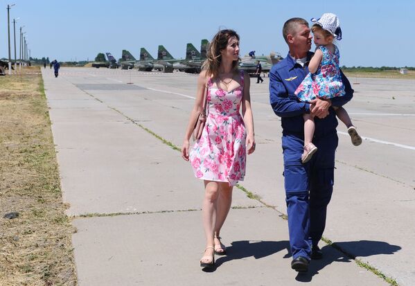 Rusia da una cálida bienvenida a sus pilotos regresados de Siria - Sputnik Mundo