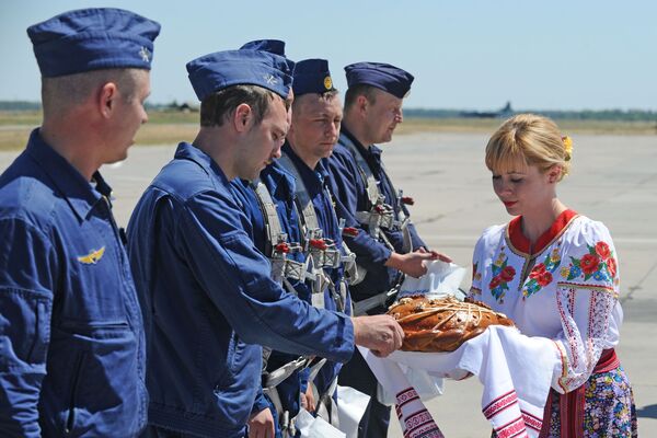 Rusia da una cálida bienvenida a sus pilotos regresados de Siria - Sputnik Mundo